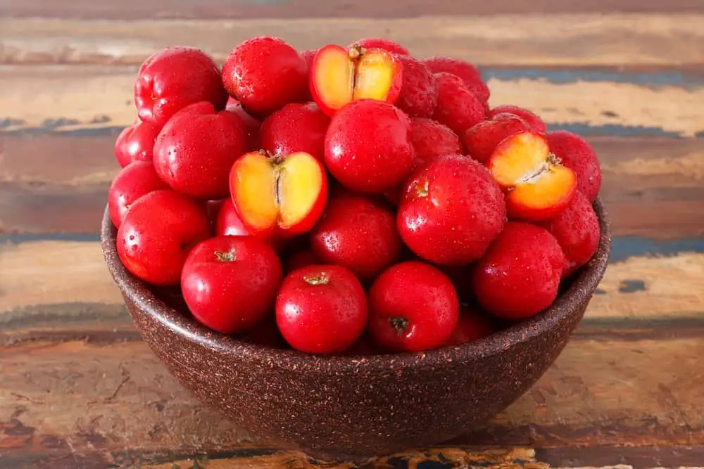 10 bienfaits-acerola dans une corbeille